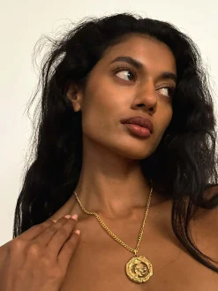 Susmie's One for Love Necklace Gold< Golden