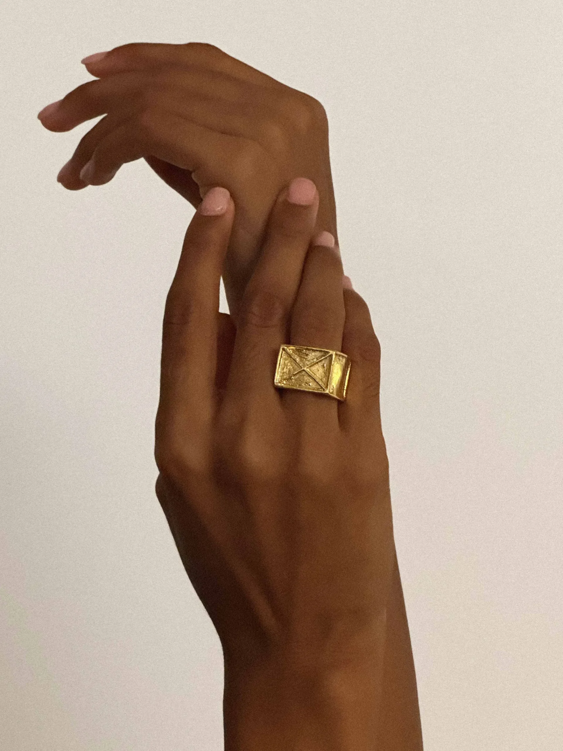 Susmie's Unusual Ring Gold< Golden