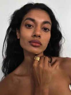 Susmie's Unusual Ring Gold< Golden