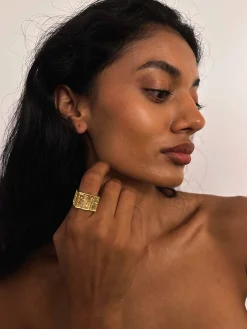 Susmie's Unusual Ring Gold< Golden